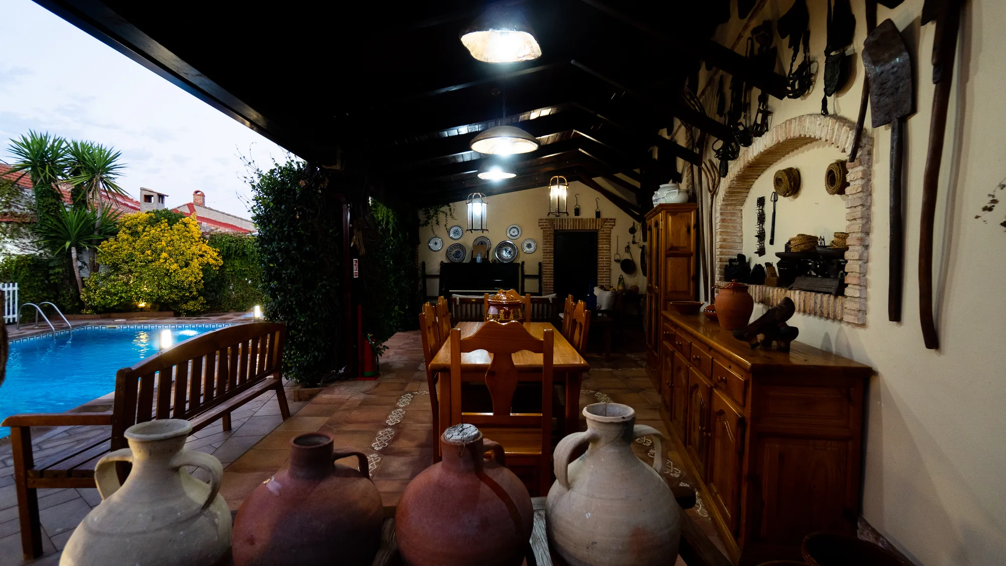 Porche cubierto — sombra natural todo el día - Casa Rural Tres Ventas